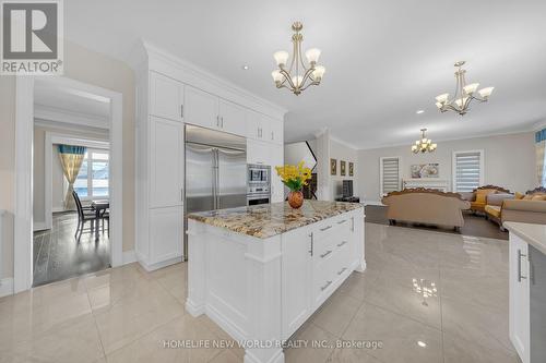 10 Stancroft Drive, Richmond Hill, ON - Indoor Photo Showing Kitchen With Upgraded Kitchen