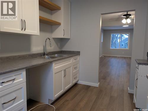 102 32Nd Street W, Saskatoon, SK - Indoor Photo Showing Kitchen With Double Sink
