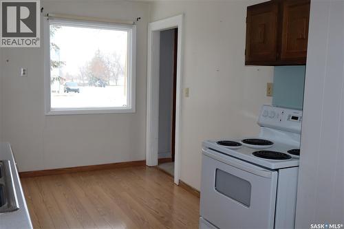 102 1St Avenue E, Coronach, SK - Indoor Photo Showing Kitchen