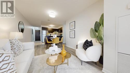 Ph01 - 75 King William Crescent, Richmond Hill, ON - Indoor Photo Showing Living Room