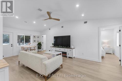 808 Montsell Avenue, Georgina, ON - Indoor Photo Showing Living Room