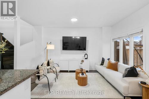 155 Veterans Street, Bradford West Gwillimbury, ON - Indoor Photo Showing Living Room