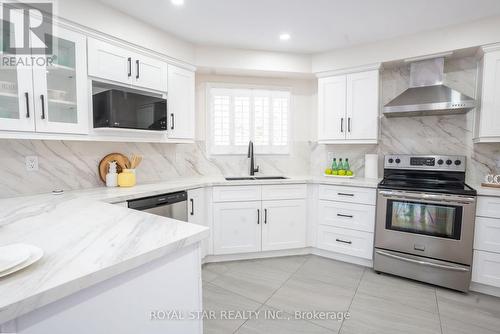 22 Livingston Drive, Caledon, ON - Indoor Photo Showing Kitchen With Upgraded Kitchen