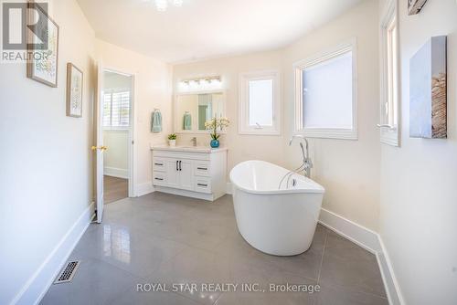 22 Livingston Drive, Caledon, ON - Indoor Photo Showing Bathroom