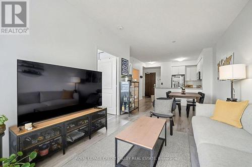 709 - 349 Rathburn Road W, Mississauga, ON - Indoor Photo Showing Living Room