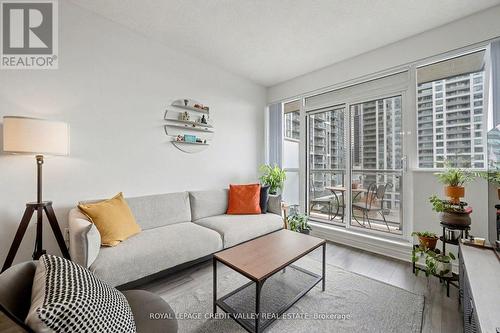 709 - 349 Rathburn Road W, Mississauga, ON - Indoor Photo Showing Living Room