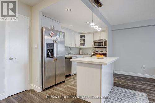 713 - 145 Hillcrest Avenue, Mississauga, ON - Indoor Photo Showing Kitchen