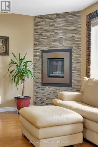 7 Chestnut Drive, Belleville (Belleville Ward), ON - Indoor Photo Showing Living Room With Fireplace