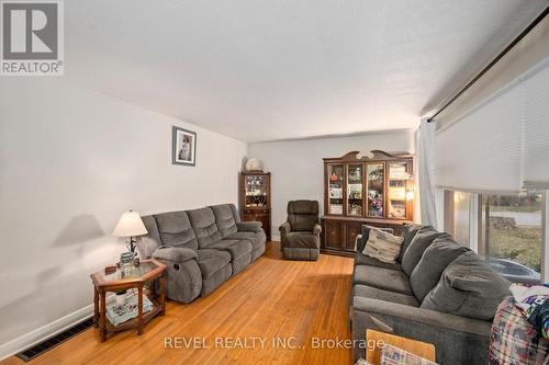 living room - 629 Victoria Street, Strathroy-Caradoc (Ne), ON - Indoor Photo Showing Living Room