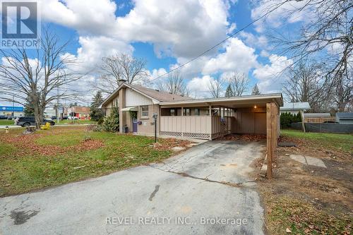 driveway and carport - 629 Victoria Street, Strathroy-Caradoc (Ne), ON - Outdoor
