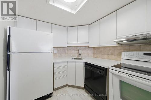 908 - 150 Alton Towers Circle, Toronto (Milliken), ON - Indoor Photo Showing Kitchen