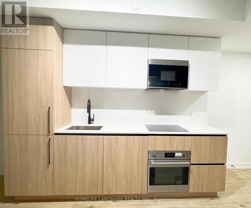 527 - 35 Parliament Street, Toronto, ON - Indoor Photo Showing Kitchen