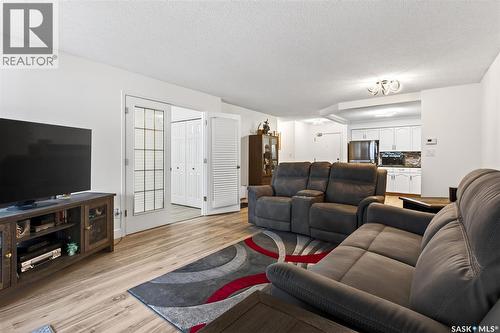 131 960 Assiniboine Avenue, Regina, SK - Indoor Photo Showing Living Room