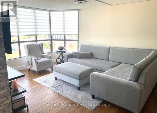 2018 - 1333 Bloor Street, Mississauga, ON - Indoor Photo Showing Living Room