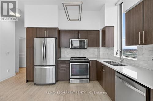 Ph03 - 65 Speers Road, Oakville, ON - Indoor Photo Showing Kitchen With Double Sink With Upgraded Kitchen