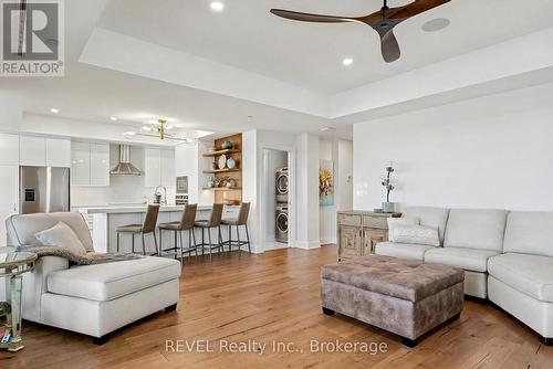 101 - 10 Dalhousie Avenue, St. Catharines (Port Dalhousie), ON - Indoor Photo Showing Living Room