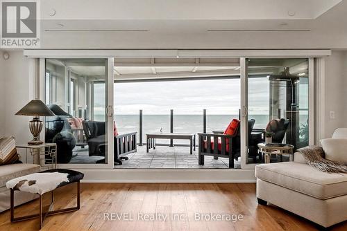 101 - 10 Dalhousie Avenue, St. Catharines (Port Dalhousie), ON - Indoor Photo Showing Living Room