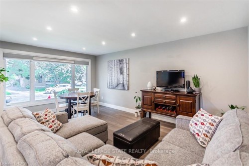 47 Atwater Crescent, Hamilton, ON - Indoor Photo Showing Living Room