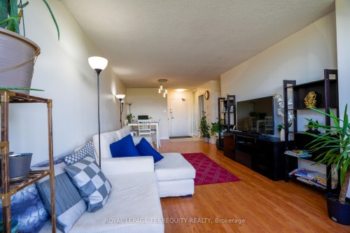 609-25 Silver Springs Boulevard, Toronto, ON - Indoor Photo Showing Living Room