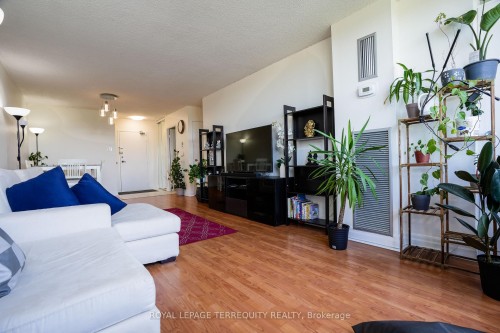 609-25 Silver Springs Boulevard, Toronto, ON - Indoor Photo Showing Living Room