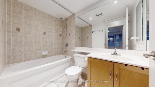 1030-250 Wellington Street W, Toronto, ON - Indoor Photo Showing Bathroom
