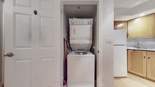 1030-250 Wellington Street W, Toronto, ON - Indoor Photo Showing Laundry Room