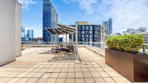 1030-250 Wellington Street W, Toronto, ON - Outdoor