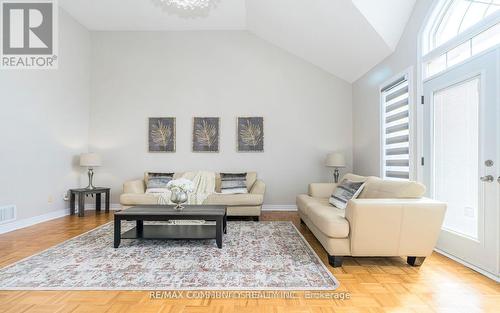 24 Cozens Drive, Richmond Hill, ON - Indoor Photo Showing Living Room