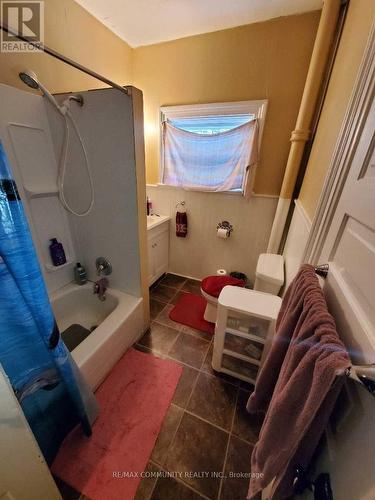 86 Victoria Street, Brantford, ON - Indoor Photo Showing Bathroom