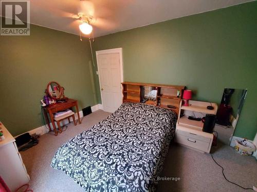 86 Victoria Street, Brantford, ON - Indoor Photo Showing Bedroom