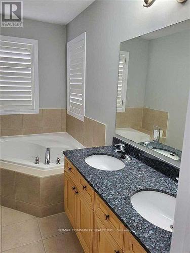 27 Lena Drive, Richmond Hill, ON - Indoor Photo Showing Bathroom