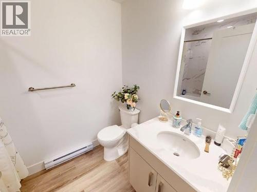 B4-6900 Burnaby Street, Powell River, BC - Indoor Photo Showing Bathroom