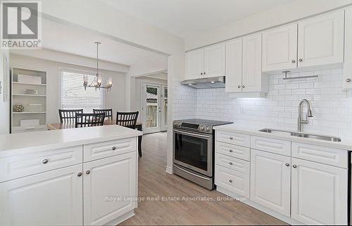 4302 Shelby Crescent, Mississauga, ON - Indoor Photo Showing Kitchen With Double Sink With Upgraded Kitchen