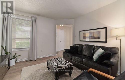 4302 Shelby Crescent, Mississauga, ON - Indoor Photo Showing Living Room