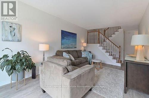 4302 Shelby Crescent, Mississauga, ON - Indoor Photo Showing Living Room