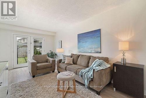 4302 Shelby Crescent, Mississauga, ON - Indoor Photo Showing Living Room