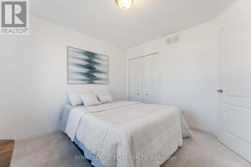359 Melodie Street, Ottawa, ON - Indoor Photo Showing Bedroom