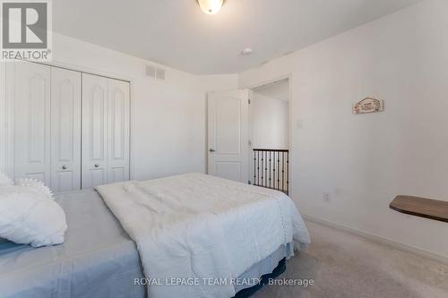 359 Melodie Street, Ottawa, ON - Indoor Photo Showing Bedroom