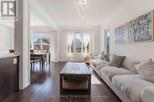 359 Melodie Street, Ottawa, ON - Indoor Photo Showing Living Room