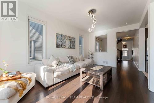 359 Melodie Street, Ottawa, ON - Indoor Photo Showing Living Room