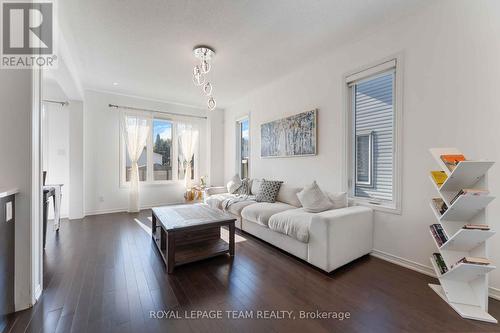 359 Melodie Street, Ottawa, ON - Indoor Photo Showing Living Room