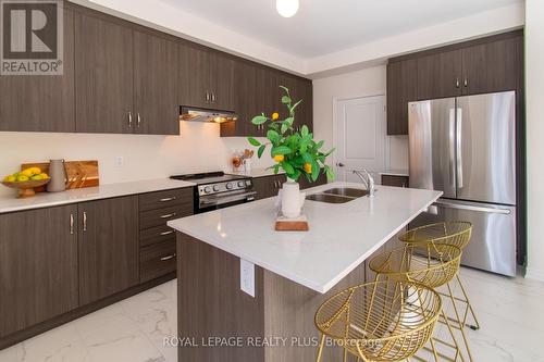 147 Dovedale Drive, Georgina, ON - Indoor Photo Showing Kitchen With Double Sink With Upgraded Kitchen
