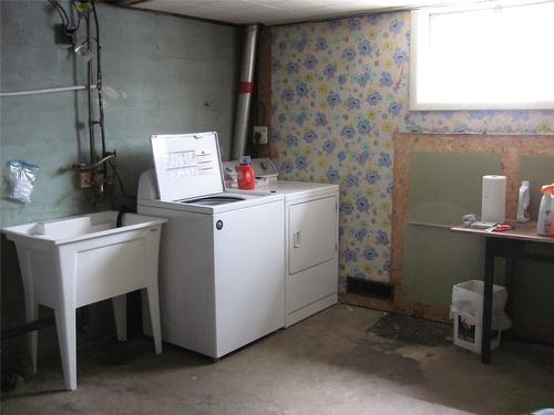 4309 22 Street, Vernon, BC - Indoor Photo Showing Laundry Room