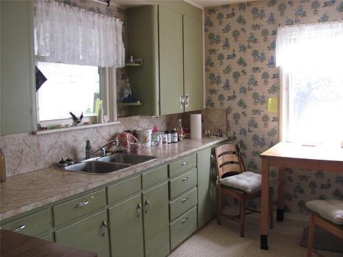 4309 22 Street, Vernon, BC - Indoor Photo Showing Kitchen With Double Sink