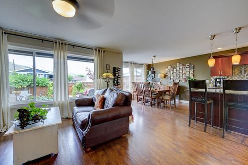 7-3031 Westsyde Road, Kamloops, BC - Indoor Photo Showing Living Room