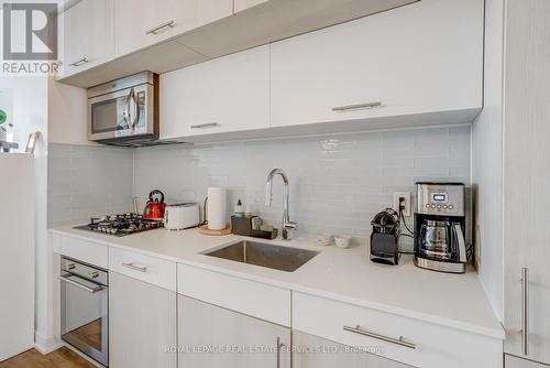 417 - 205 Manning Avenue, Toronto, ON - Indoor Photo Showing Kitchen