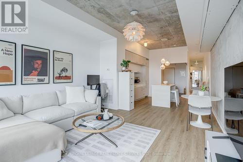 417 - 205 Manning Avenue, Toronto, ON - Indoor Photo Showing Living Room