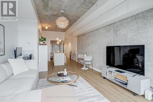417 - 205 Manning Avenue, Toronto, ON - Indoor Photo Showing Living Room
