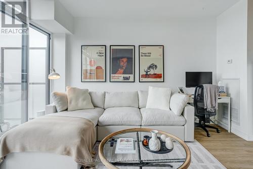 417 - 205 Manning Avenue, Toronto, ON - Indoor Photo Showing Living Room