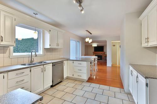 Cuisine - 464 15E Avenue, Saint-Jean-Sur-Richelieu, QC - Indoor Photo Showing Kitchen With Double Sink
